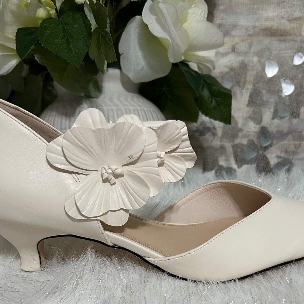 Coutge Cream Women's Shoes with Floral Detail - Picture 2 of 4